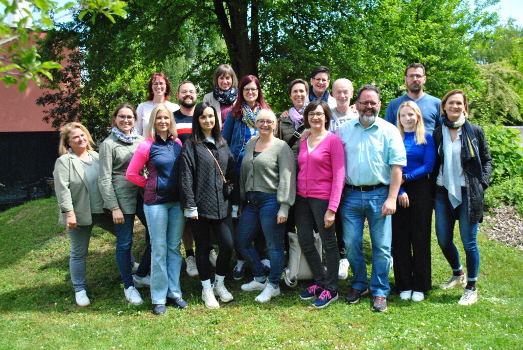 Grupppenbild der Besucher:innen Gruppenfoto der Alpenland-Mitarbeiter:innen sowie von ein paar Verein Wohnen Mitarbeiter:innen, die den Workshop geleitet haben.