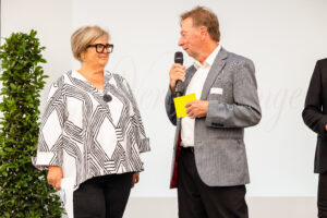 Johann Lechner moderiert die Geschäftsführer-Übergabe von Ingrid Neuhauser an Patricia Grünauer.