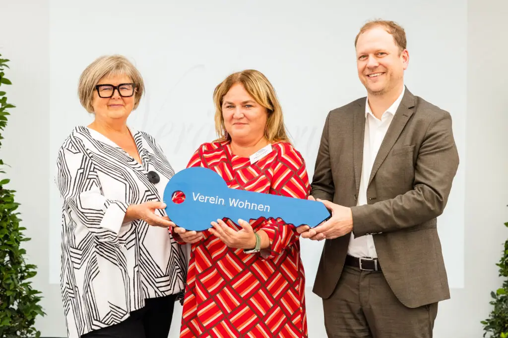 Ingrid Neuhauser, Patricia Grünauer und Matthias Zuser bei der Geschäftsführer-Schlüsselübergabe an Patricia Grünauer.