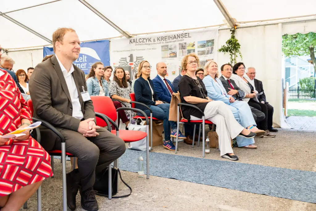 Menschen sitzen im Festzelt.