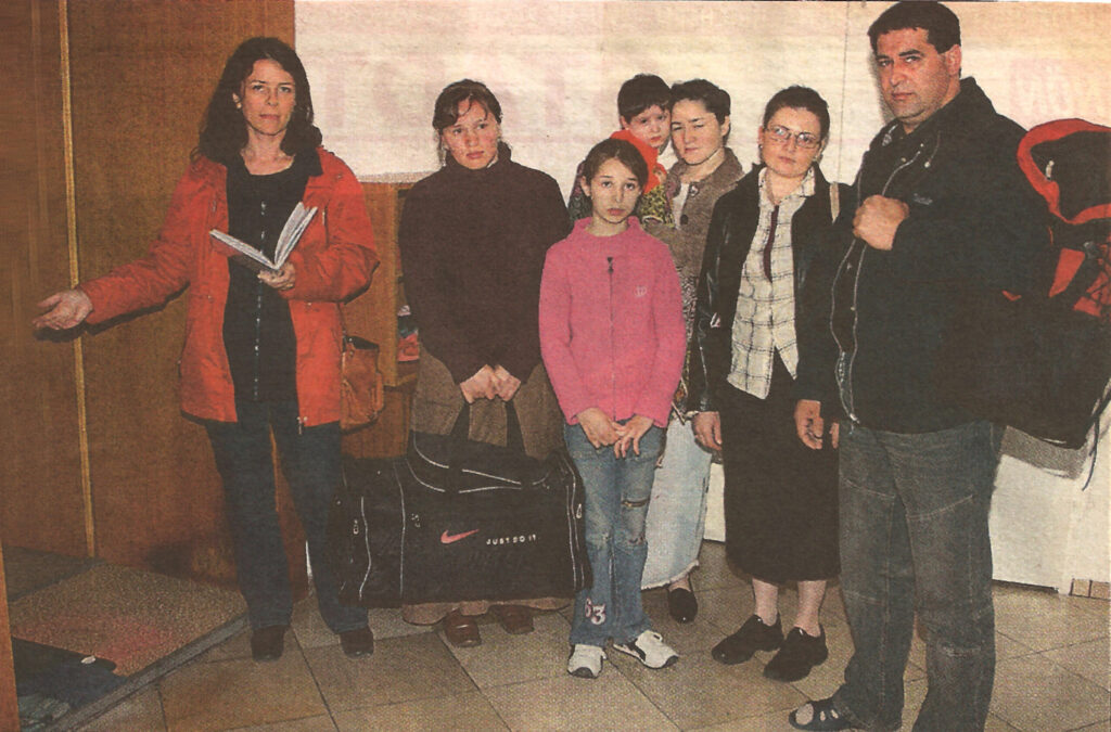 Gruppenfoto vor Wohnung.