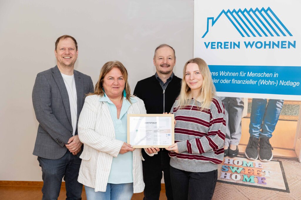 Gruppenfoto bei der Zertifikatsüberreichung: Matthias Zuser, Patricia Grünauer, Andreas Konecny und Magdalena Kaiblinger.