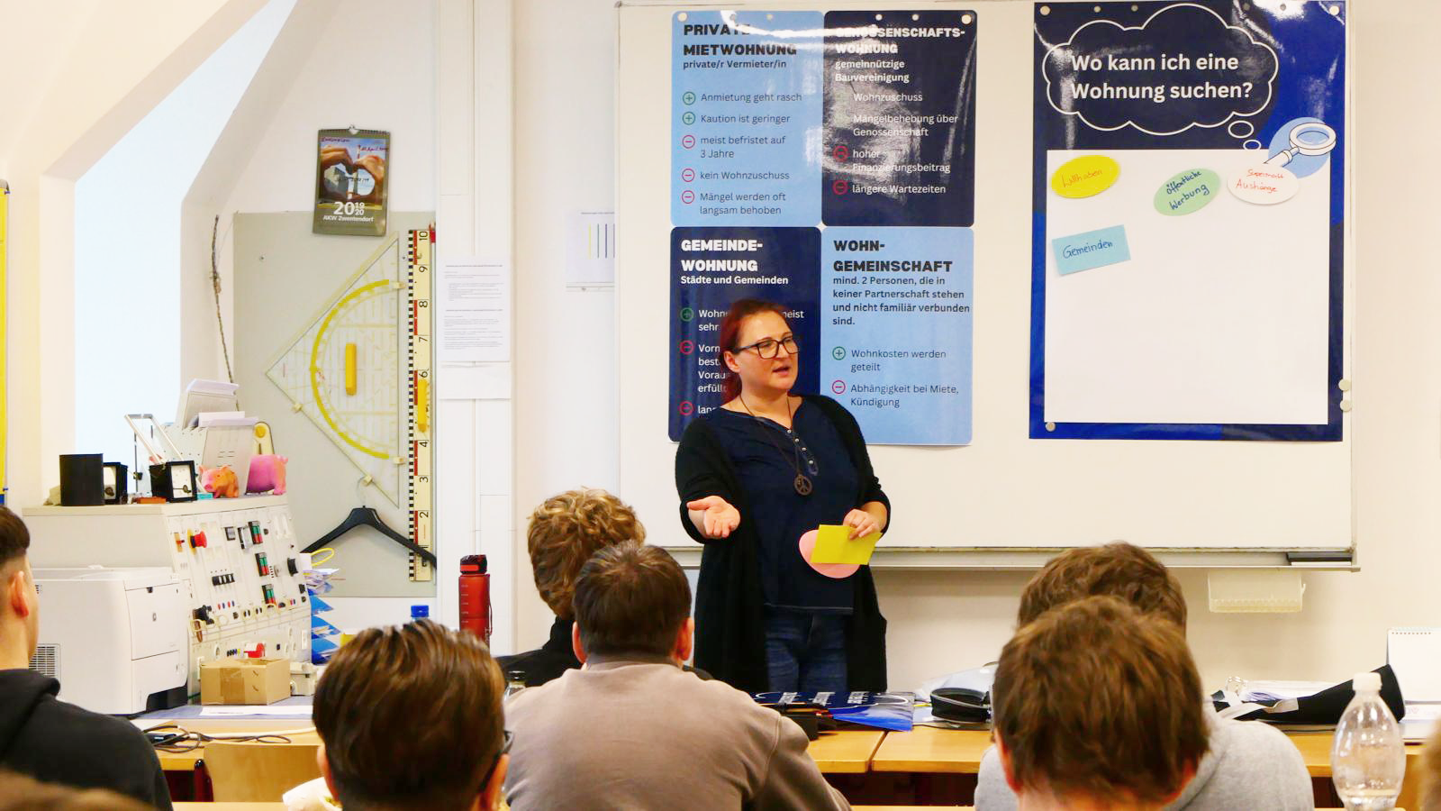 Erstberaterin des Verein Wohnen macht eine Wohnschulung in einer Schulklasse.