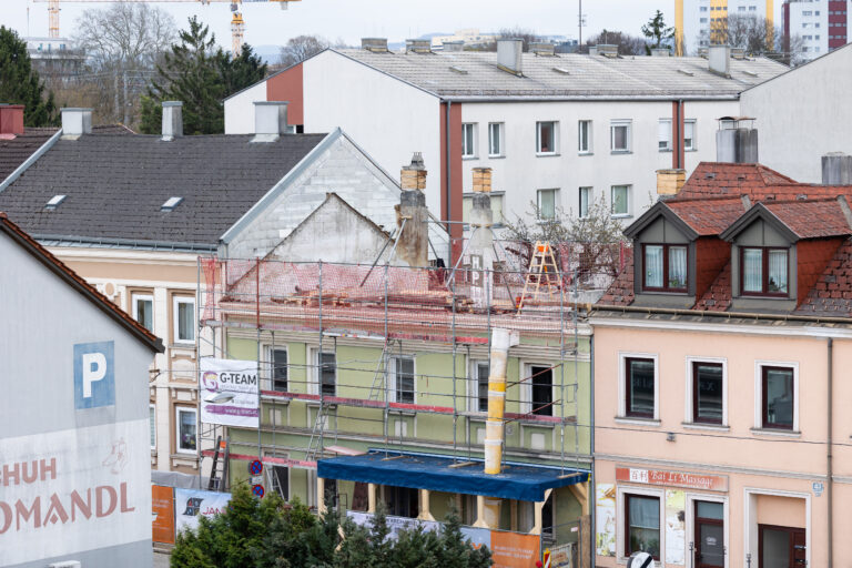 Abbruch des Dachstuhls der Daniel Gran Straße 41