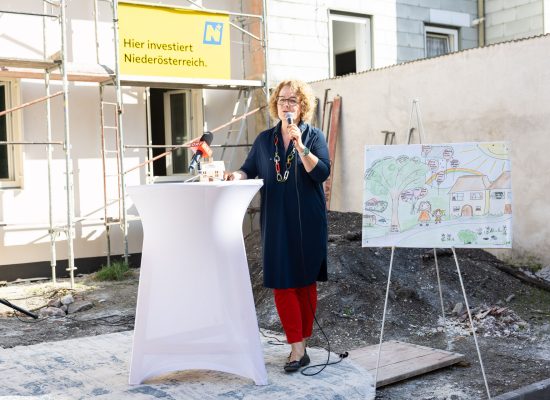 LRin Teschl-Hofmeister